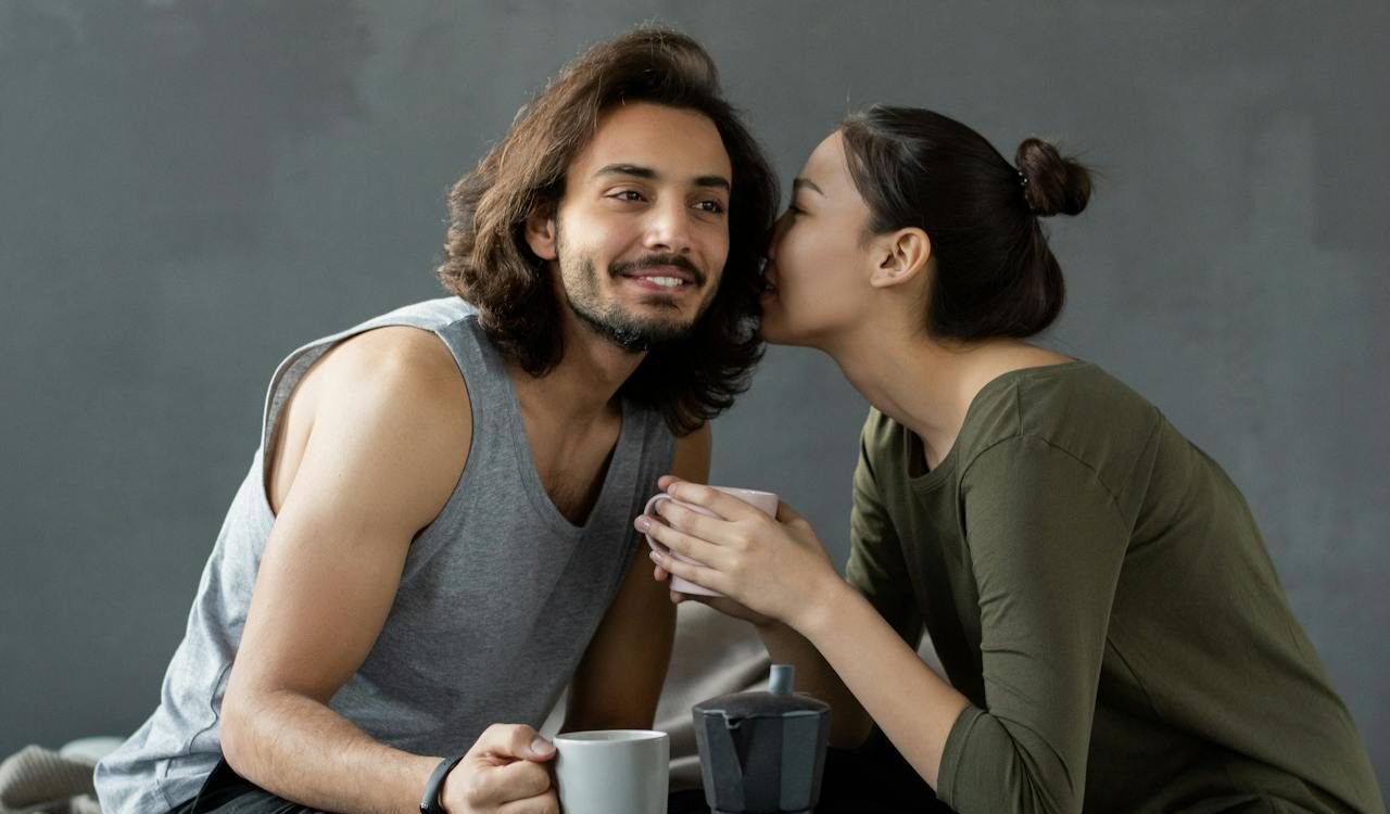 אישה לוחשת לבן זוגה — דיבור מלוכלך מתחיל בלחישה