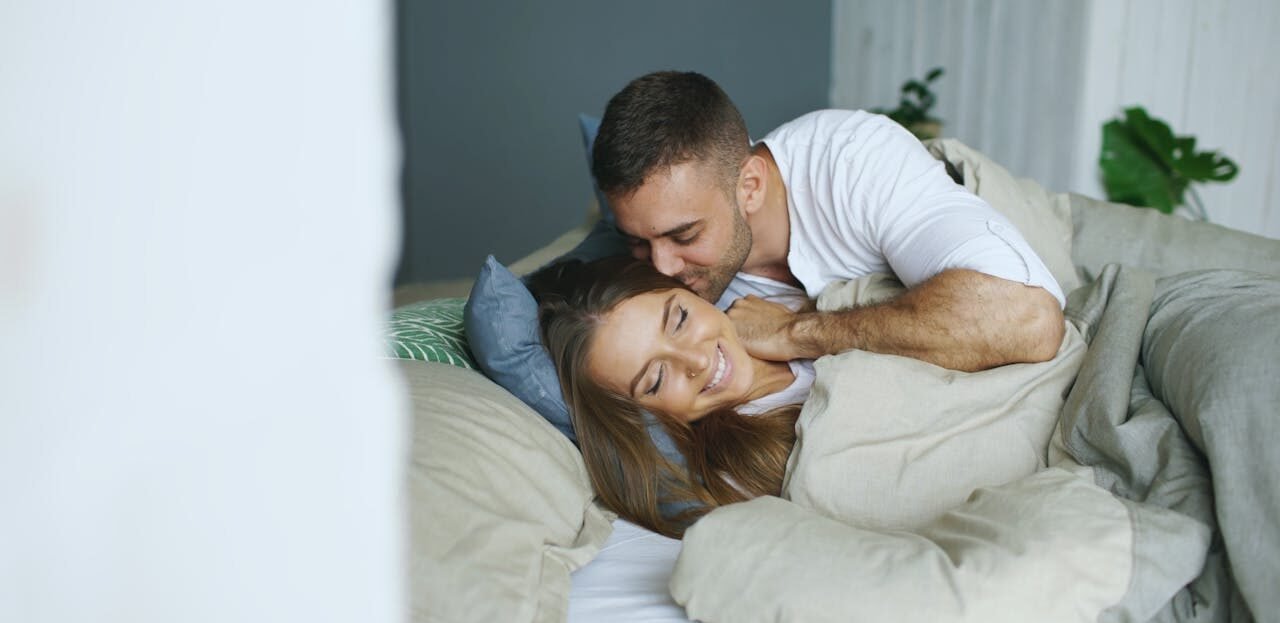 זוג ברגע של חיבור רך ושקט בחדר השינה