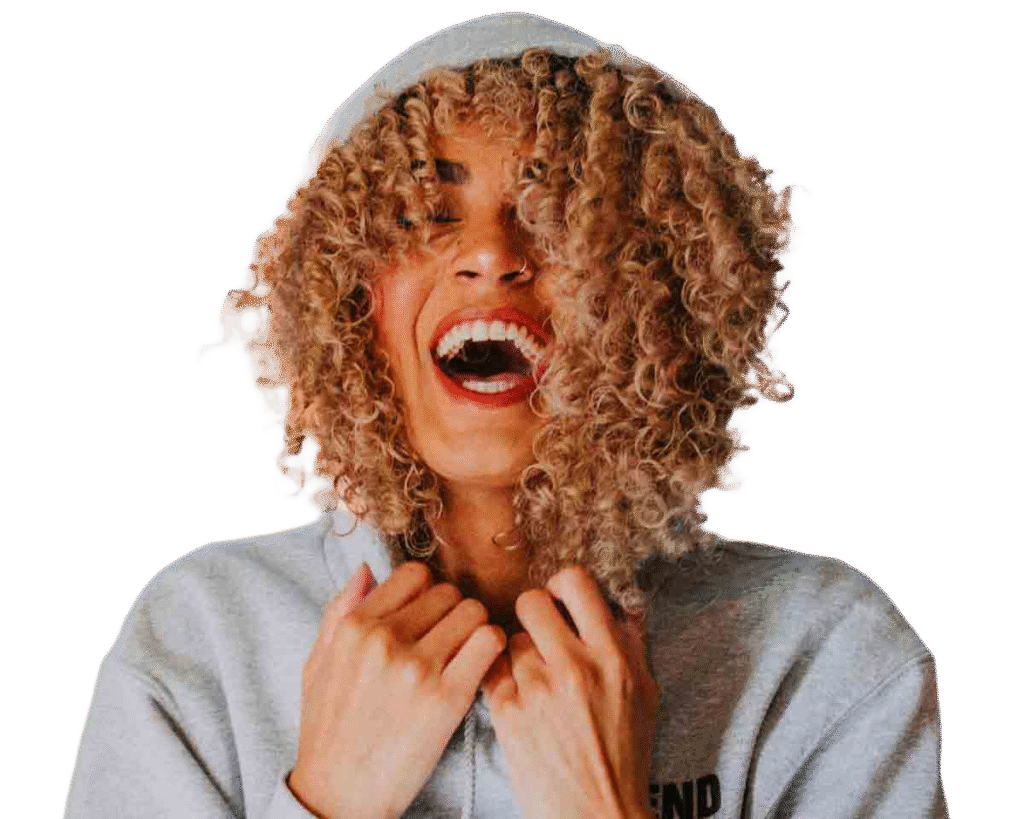 אישה מתולתלת עם הודי אפור מחייכת