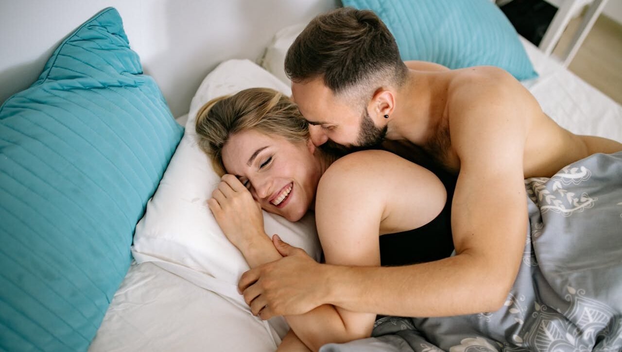 זוג מתקשר ברכות במיטה